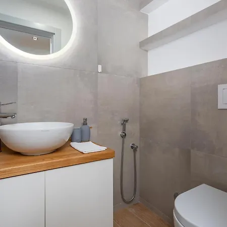 Lovely In With House Sea View Apartmán